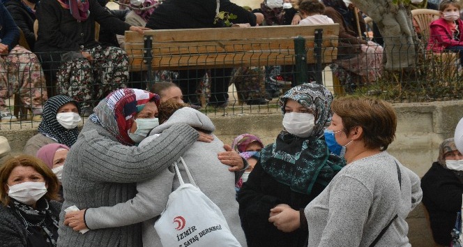 İzmir depreminde ölen hala ve yeğenleri toprağa verildi