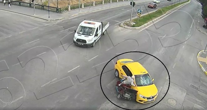 Taksicinin gayreti yaşlı adamla kazayı engelleyemedi
