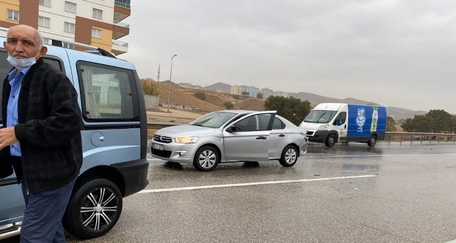 Yağmur kazaları da beraberinde getirdi: 4 araç birbirine girdi