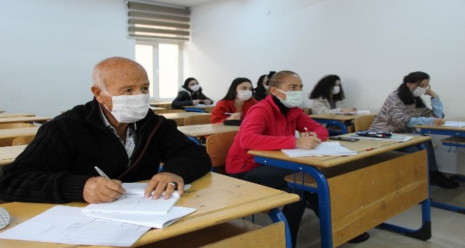 Öğrenmenin yaşı yoktur dedi ve İngilizce öğrenmeye başladı