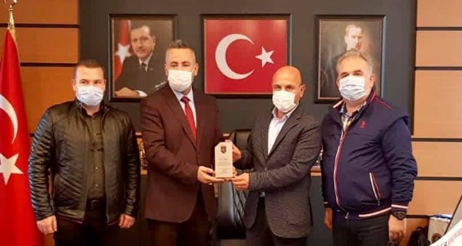 Başkan Oral’a anlamlı hediye