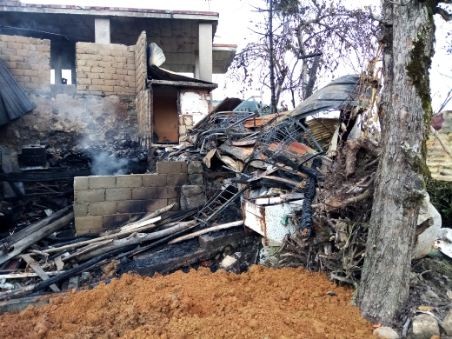 Rize’de 2 ev yanarak kül oldu