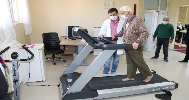 Kaldığı huzurevinde fizik tedavi ünitesi kurdu