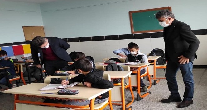 Kaman Kaymakamı Özcan okul ziyaretleri ile incelemelerde bulunuyor