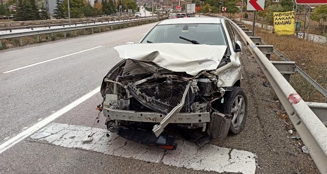Otomobilin bariyerlere çarptı, sürücü yara almadan kurtuldu