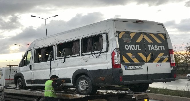 Başakşehir’de servis minibüsü devrildi: 14 yaralı