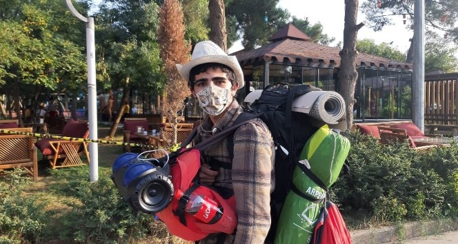 18 yaşındaki genç, 1 yılda otostop çekerek 50’den fazla şehir gezdi