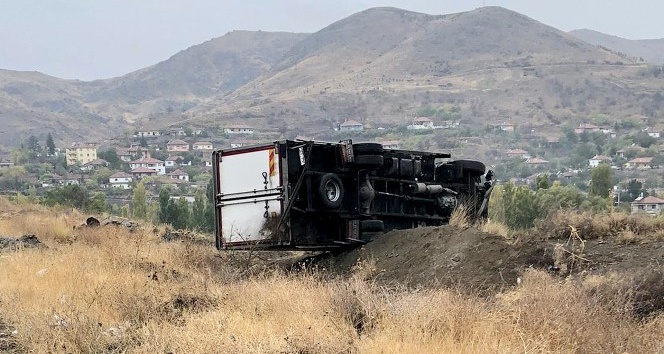 Yoldan çıkan kamyon uçuruma ramak kala devrildi