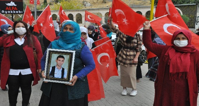 HDP’li vekil ve partililer, çocukları dağa kaçırılan ailelerin basın açıklamasını engellemeye çalıştı