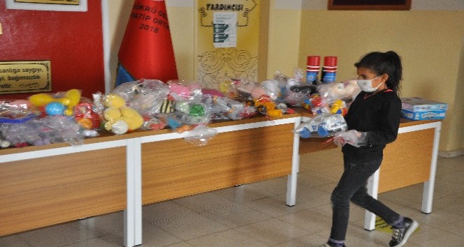 Şırnaklı çocuklar oyuncaklarını İzmirli depremzede çocuklara gönderdi