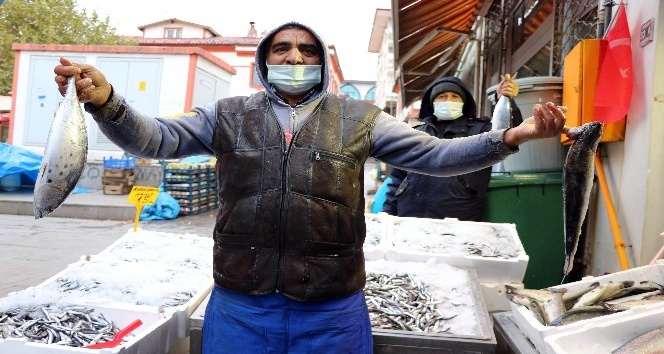 Alanda satanda balık fiyatlarına tepkili