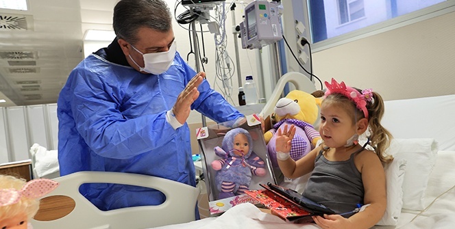 Bakan Koca'dan İzmir depreminde yaralanan vatandaşlara ziyaret