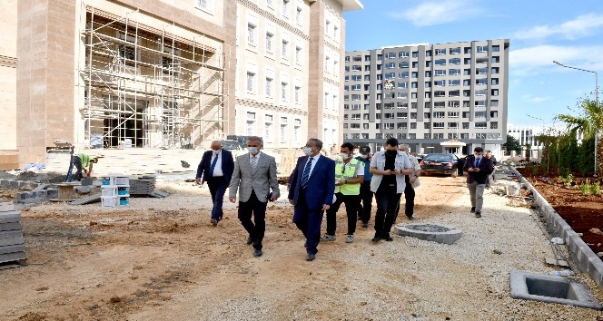 Vali Su, Mezitli Hükümet Konağı inşaatında incelemelerde bulundu