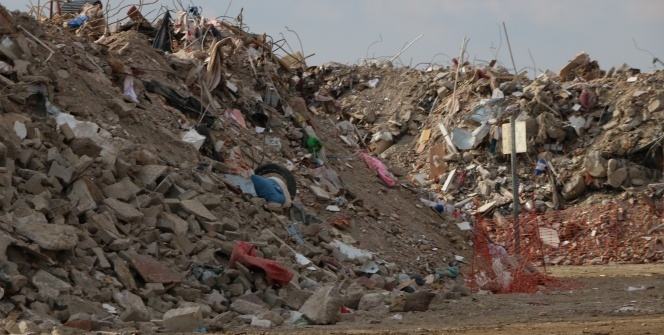 Bu moloz yığınları 114 kişiye mezar oldu