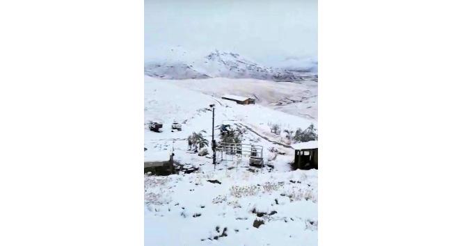 Şırnak’ta mevsimin ilk karı yağdı