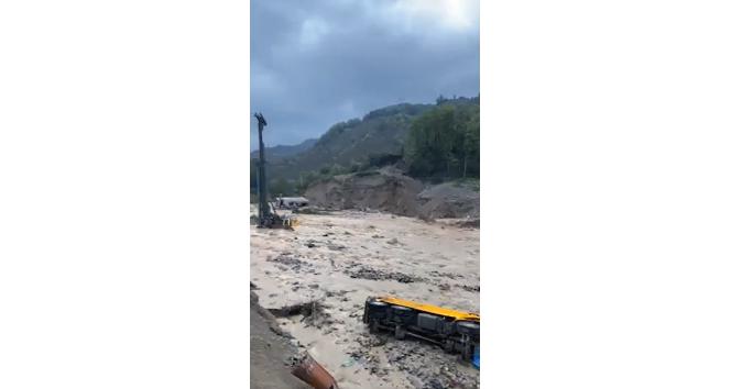 Köprü inşaatı şantiyesini sel vurdu, iş makineleri selde sürüklendi