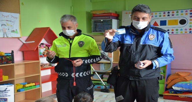 Mardin’de anaokulu öğrencilerine ’çocuk polis kimlik kartı’ verildi