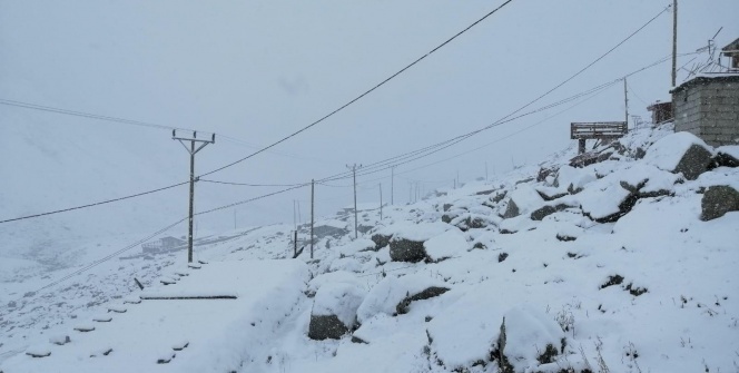 Kar Rize'nin yaylalarını beyaza bürüdü