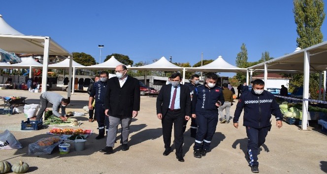 Kaymakam ve başkan yardımcısı pazarda korona denetiminde