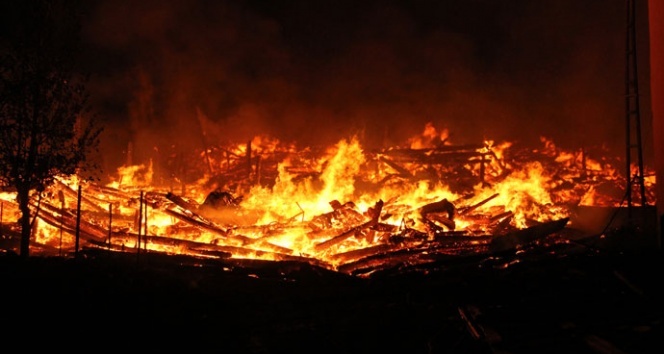 Kastamonu&#039;da korkutan yangın! 10 ev kül oldu