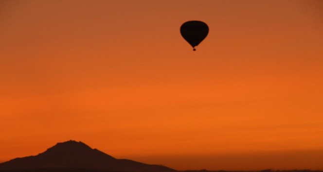 Kapadokya’da gün doğumunu gökyüzünde karşılıyorlar