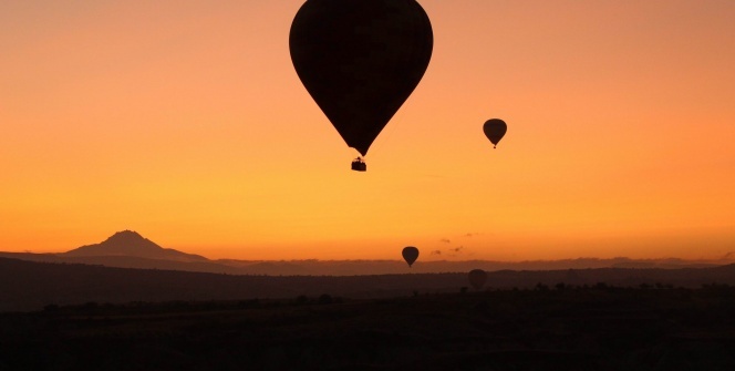 Kapadokya’da gün doğumunu gökyüzünde karşılıyorlar
