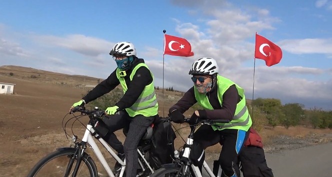 (Özel haber) Ata’ya saygı sürüşü yapan iki bisikletli, Anıtkabir’e kadar pedal çeviriyor