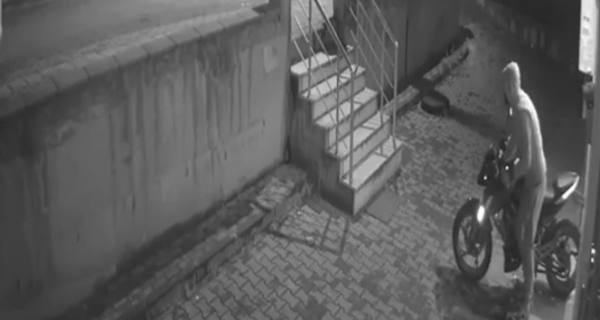 Lüks motosiklet hırsızı kameraya böyle yakalandı