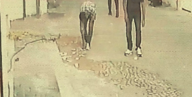 Rüzgarda uçuşan binlerce lirayı toplayıp sahibine teslim ettiler