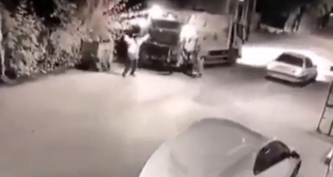 Müziği duyan temizlik işçileri ritme kendilerini kaptırdı