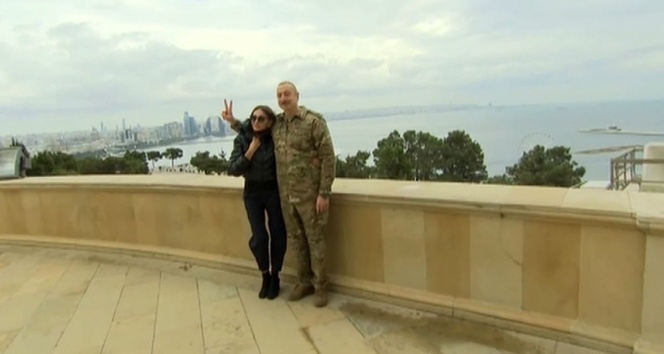 Azerbaycan Cumhurbaşkanı İlham Aliyev'den zafer pozu