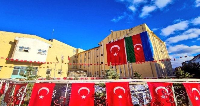 Ağrı Belediyesi hizmet binasına Azerbaycan bayrağı asıldı