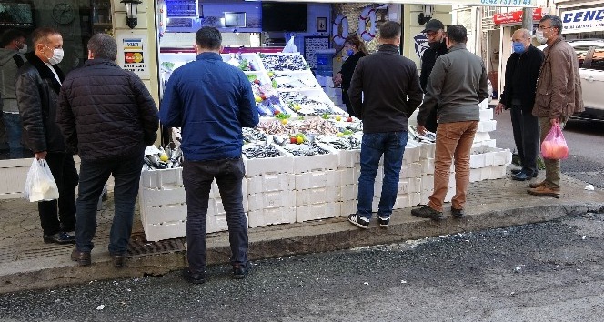 Ordu’da balıkçı tezgahları şenlendi, vatandaşlar adeta balık sırasına girdi