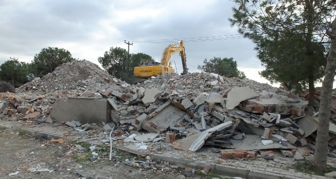 Burhaniye’de öğretmen evi yıkıldı