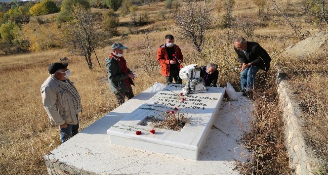 Van depreminde hayatını kaybeden gazeteci Cem Emir mezarı başında anıldı