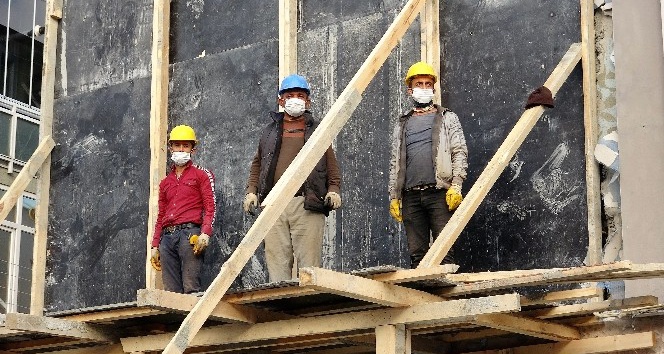 İnşaat işçilerinden Ata’ya saygı