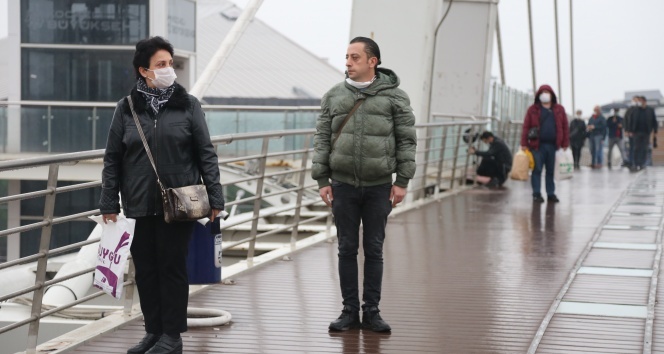 Yağmur altında Ata’ya saygı