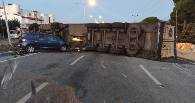 Çanakkale’de tır devrildi: 2 yaralı