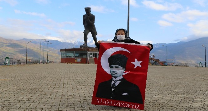 Artvin’de 97 yaşındaki Erzade nine her 10 Kasım’da Atatürk’ün huzurunda
