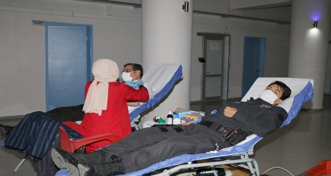 Ardahan’da polislerden Kızılay‘a kan bağışı