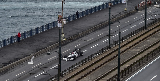 Galata köprüsünde Formula 1 şovu