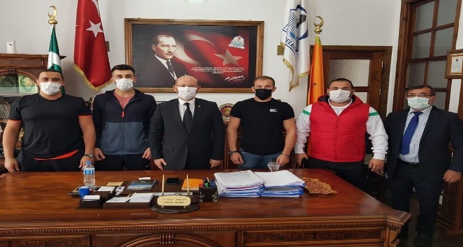 Başkan Özcan, şampiyon güreşçileri altın ile ödüllendirdi