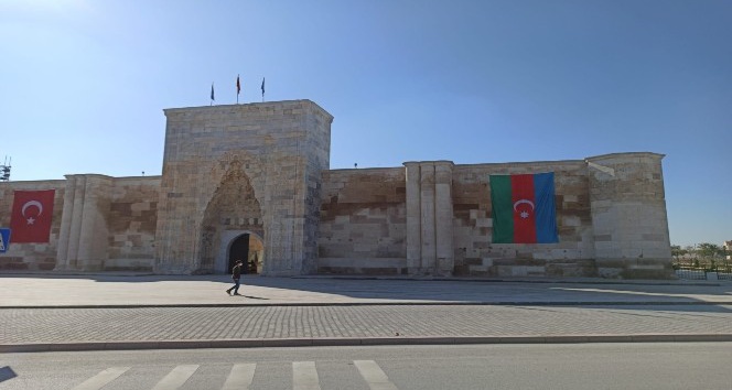 800 yıllık Sultanhanı Kervansarayına Azerbaycan bayrağı asıldı