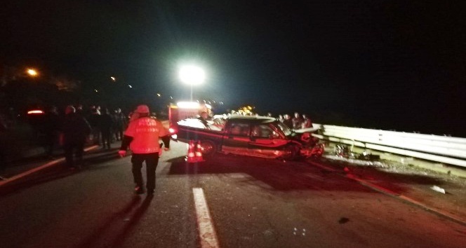 Ters yönden gelen araçla kafa kafaya çarpıştı: 2 ölü, 2 yaralı