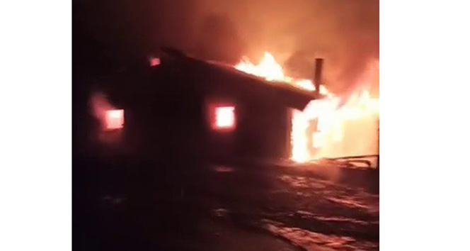 Alevlere teslim olan ev kullanılamaz hale geldi