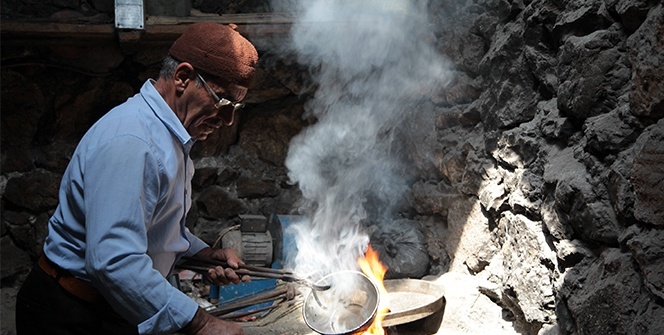 Çırak bulamayan 79 yaşındaki kalaycı ustası eşiyle birlikte çalışıyor