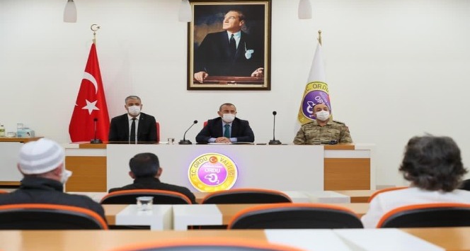 Vali göçmenlerle bir arada