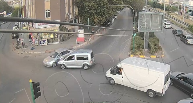 Kırıkkale’de dikkatsiz sürücülerin kaza anı kamerada
