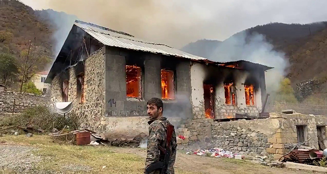 Dağlık Karabağ'da yenilgiyi hazmedemeyen Ermeniler Kelbecer'de evleri yaktı