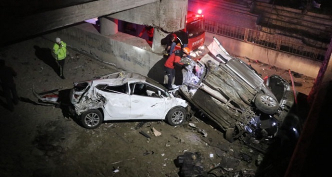 Bolu’da 2 otomobil köprüden aşağı uçtu: 3 yaralı